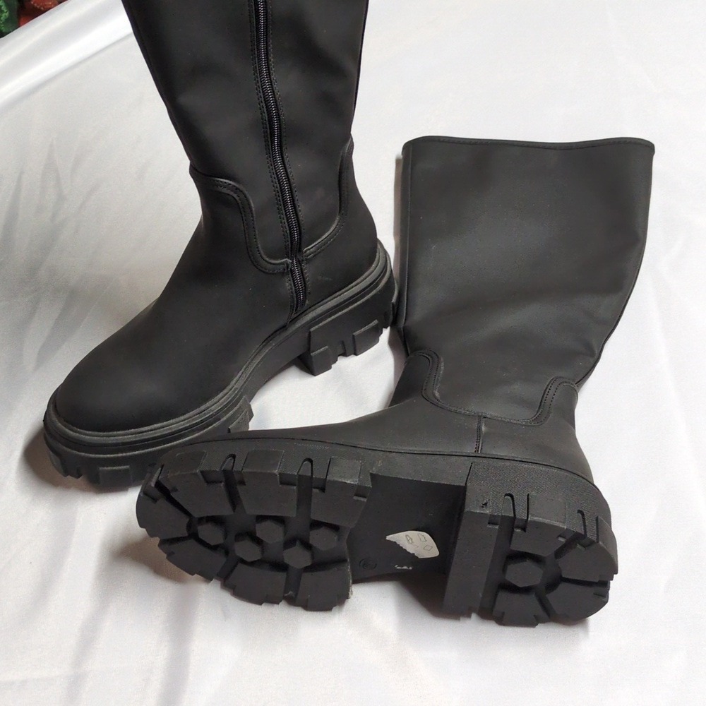 ASOS DESIGN Carla chunky flat knee boots in black, Size 8